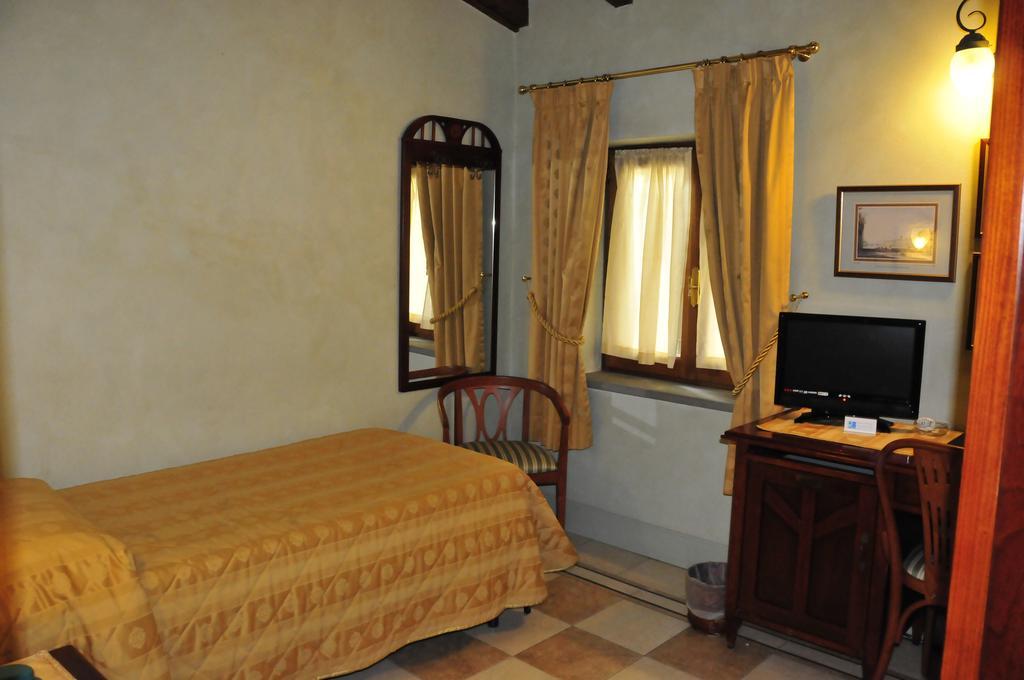 Hotel Della Robbia Florence Room photo