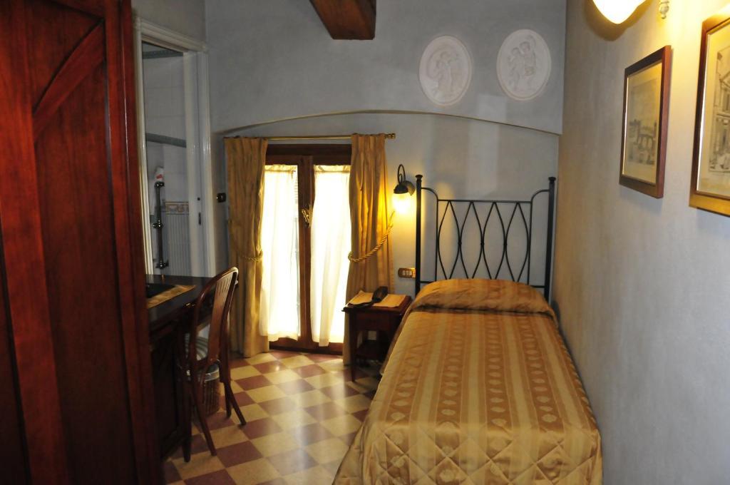 Hotel Della Robbia Florence Room photo